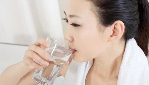 每天早晨喝水對身體好嗎？這5類人適合早起飲水